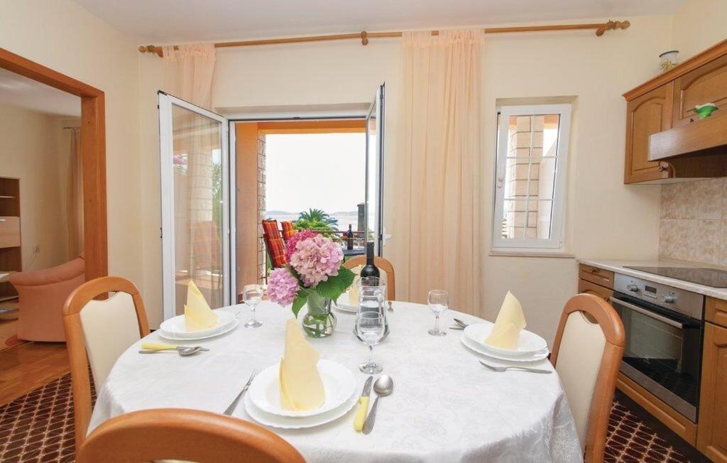 Zdravko - Comfortable & Close To The Sea Apartment