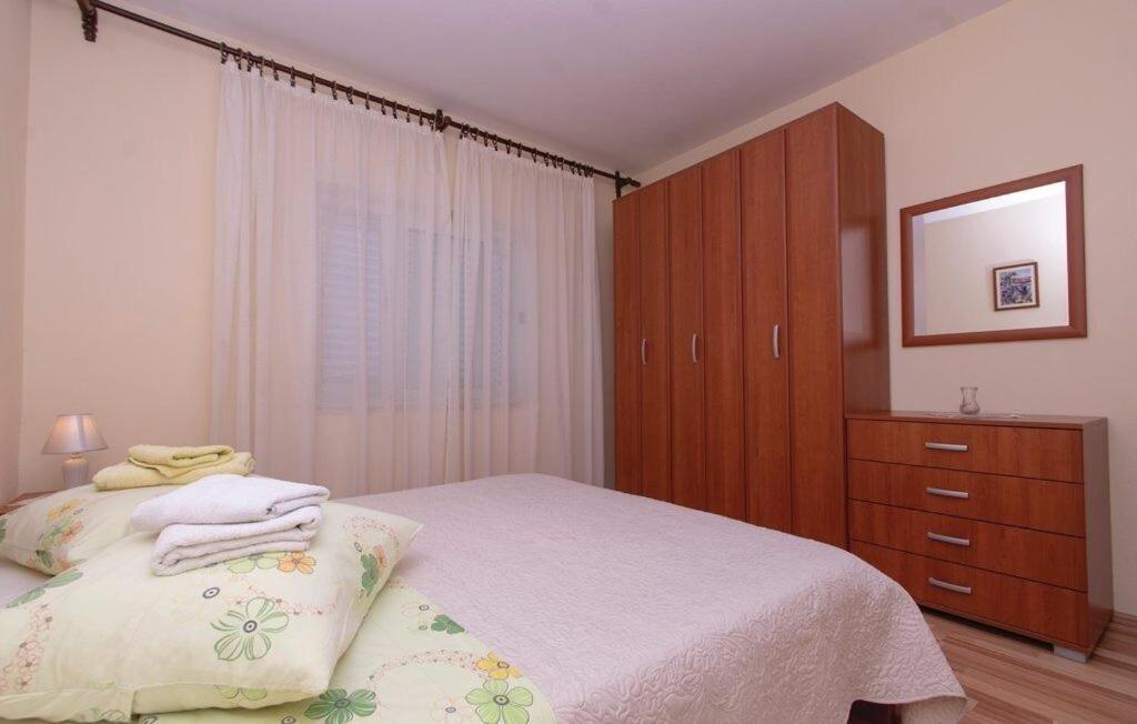 Zdravko - Comfortable & Close To The Sea Apartment